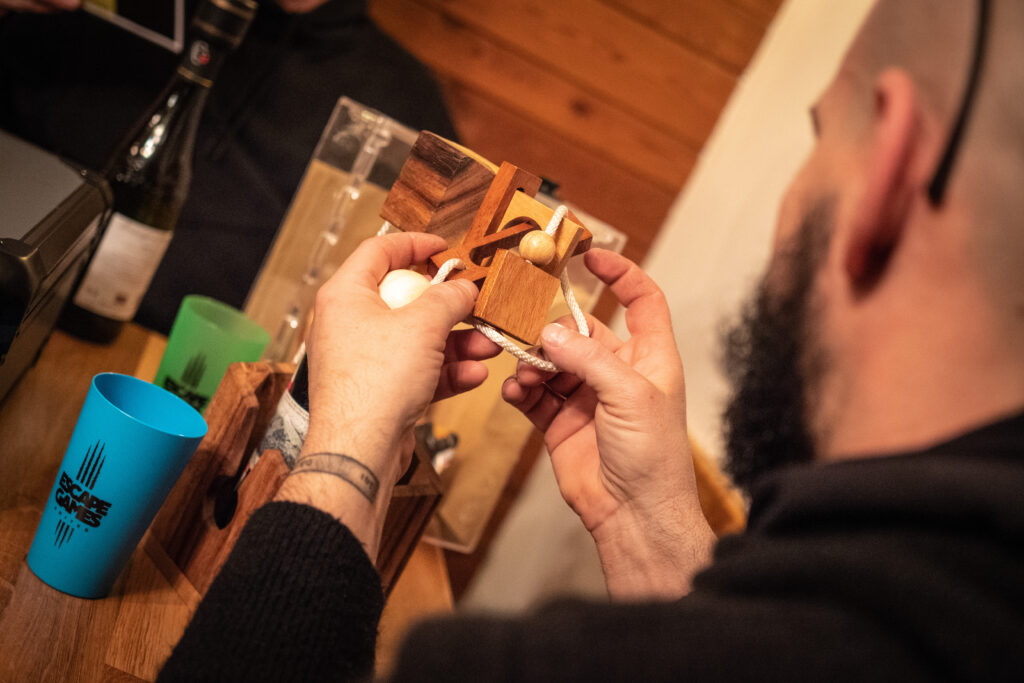 Un homme essaie de résoudre le casse-tête bouteille