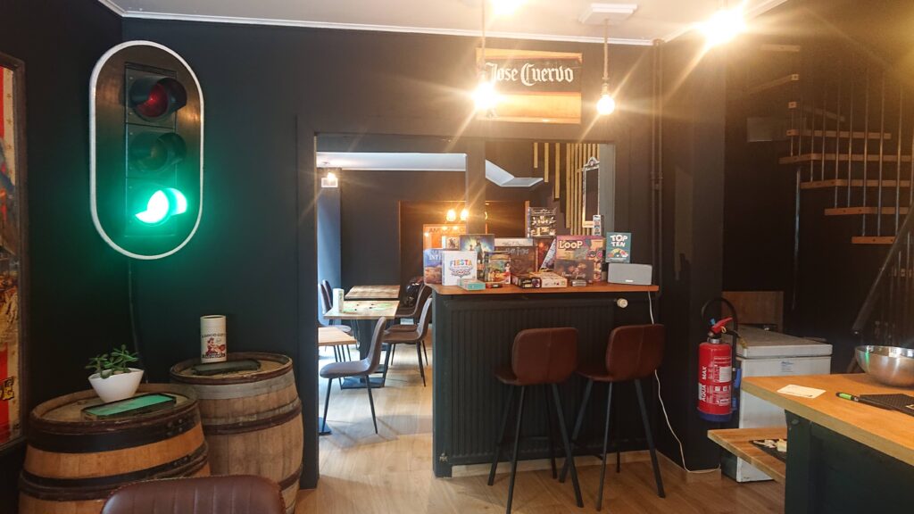 Un aperçu des jeux présentés dans le bar, ambiance branchée